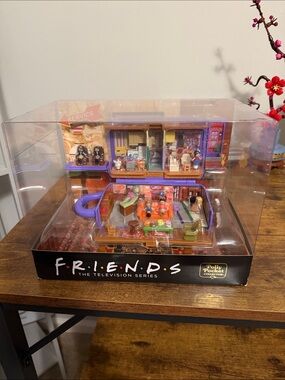 FRIENDS The Television Series Polly Pocket Collector Set - Purple
